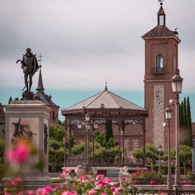 Economista por UAH. Madrileño de nacimiento, complutense de tradición y castellano de corazón, Cordobés de adopción. Runner.