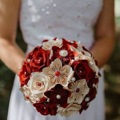 PaperFlowersUK's profile picture. Me myself and I, doing what I love 💘 
I established my own business within the wedding industry 8 years ago 👰‍♂️ and have also won TWIA regional award in 2019