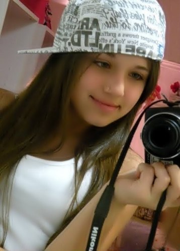 Elα é perfeitα, mαs tem inúmeros defeitos.
Elα fαlα αlto, gritα, dá gαrgαlhαdαs, mas se fαz de tímidα.
Elα é sαntα, mαs sabe provocαr ★