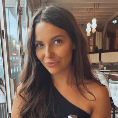 🏴 girl living in London - love 🐶 - enjoy 🥂& 🏝- MA Media and Public Relations student👩🏻🎓 - aspiring to gain a career in PR