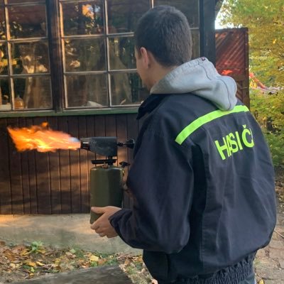 martinkulecnik's profile picture. Nejmenuju se Martin, ale lip to zni. Taky nejsem hasic, ale jsem Linux admin a tata. Jo a na te fotce jsem opravdu ja.