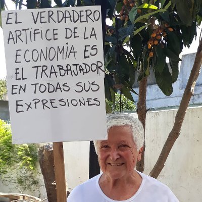 comunicadora social, lectora, amante del folclore, kirchnerista. Abuela de cuatro, mamá de tres.