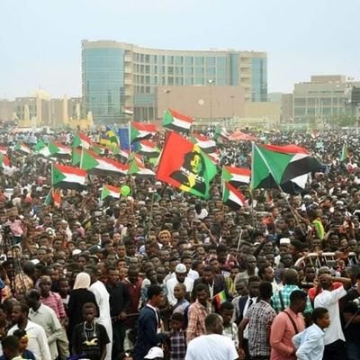 نحن أهل الفرحة جينا
لا المدامع وقفتنا ولا الحكايات الحزينة 🇸🇩