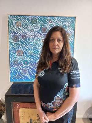 Proud Australian Kamilaroi Aboriginal woman painting dreamtime stories 1 dot at a time #AboriginalArt  https://t.co/ORq7CBhiVX #AustralianArt