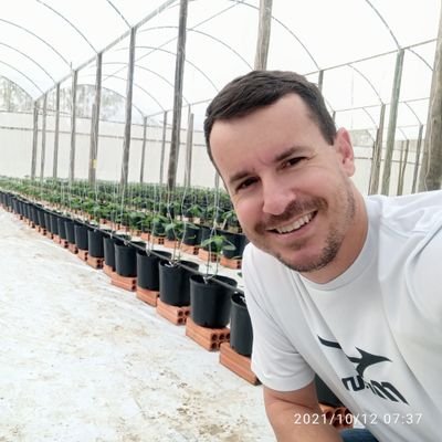 Eng Agrônomo, MSc. (UFSC, 2005, 2019), Trabalho na CIDASC. Agricultor, pai e batalhador. Acredito piamente na teoria da evolução e na terra redonda.