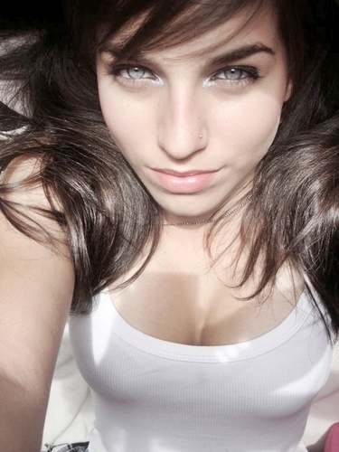 oooi , sou Bruna , tenho 17 anos , leonina , ciumenta , legal e chata as vezes  nao gosto de ficar falando sobre mim entao siga-me e tire suas conclusões (: