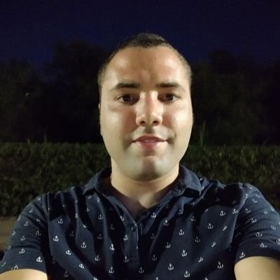 Amante de la semana Santa y jugar al padel como hobby