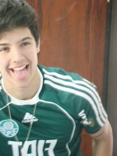 Trabalho, bebo, nao fumo, danço, toco violão e sou muito, mas muito feliz com a vida que tenho. Obrigado Deus por tudo :)