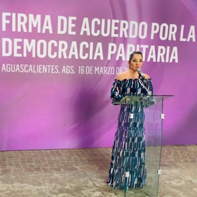 Jalisciense. Ingeniera en Sistemas de NNU. Seleccionada Nacional de Baloncesto. Fundadora de Mujer Hábitat y Empresaria en Ags. Amante de las Mascotas.