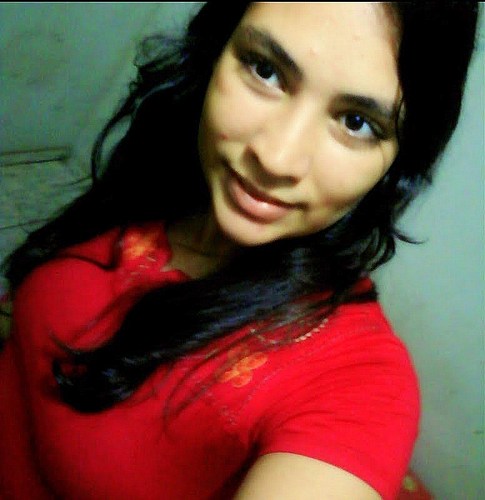 Minha beleza está na minha essência e no meu caráter. acredito em sonhos, não em utopia. mas quando sonho, sonho alto. estou aqui é pra viver, cair, aprender,