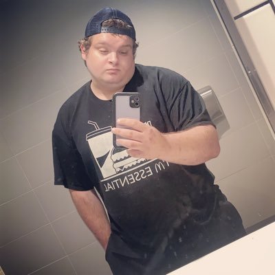 24 single and love music. I love football and chilling with the homies💪🏻💯