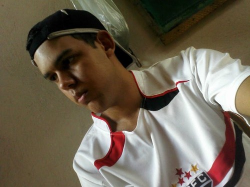 21 anos
 Menino que te encantaa :
.Garoto que te fascina;
Homem que te enlouquece.
- Aquele que te faaz tão beem (♥)
Time de coração SPFC tricolor...