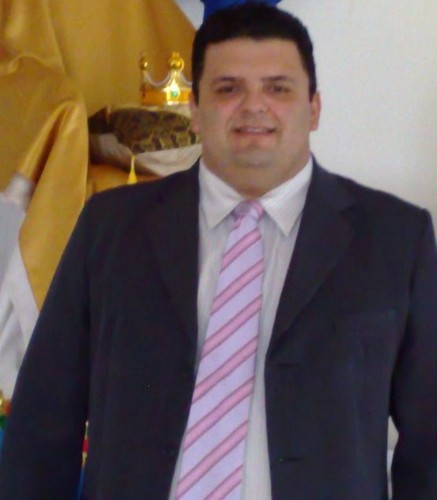 Doutorando em Administração de empresas, Doutor em Teologia e estudante de direito. Formado em Marketing na Universidade Amricana NIU.