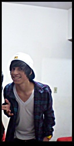 mineiro,15, ariano, corintiano, músicas, fotos, garotas, doritos, coca-cola, chocolate. Agora clica no botão sedutor ali, chamado #follow.  #RAWR *-*