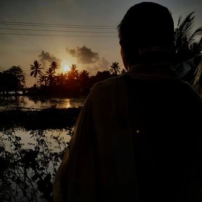 ഇല കൊഴിച്ച വേനലിനോട് വാകപ്പൂക്കൾ പ്രതികാരം ചെയ്തു. അവരന്ന് ചുവന്നു തന്നെ പൂത്തു.