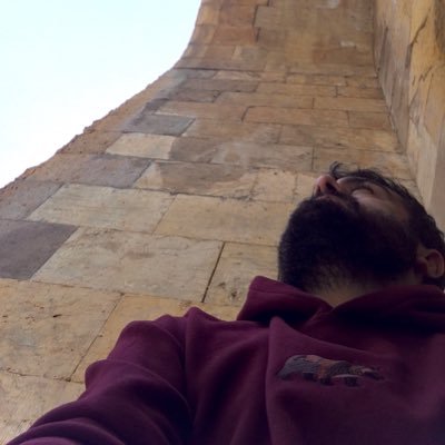 Arkeolog ama mesleğini yapamıyor. Şuan İnşaat işçisi.