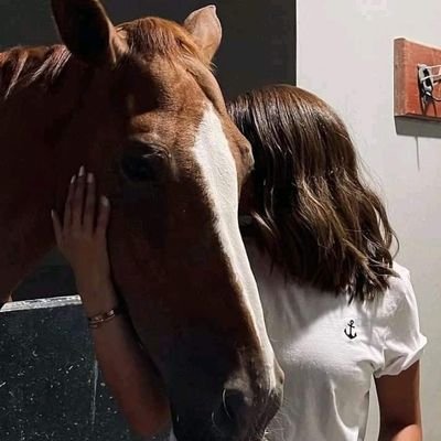 أما نحنُ فلا يليق بنا إلا الورد، سواء كان بالراء او بدونها🌺💛