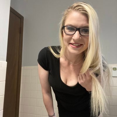 Queenvibes1402's profile picture. Just a small town Woman/MaMa of 3 making it out in the city running her business from home !!