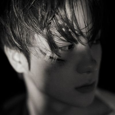090Xerror's profile picture. 무엇을 그리 불신하여 몇 번이고 살아나 숨을 죽였나.