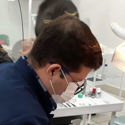 Primeiro o fio dental depois a escova. Menos pasta, menos força e mais atenção.