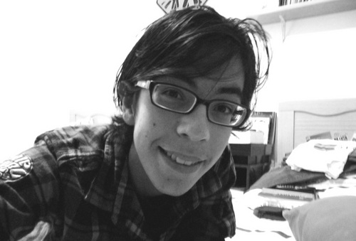 'Jovem, estudante, brasileiro, amigo, hermano, sonhador e feliz!.'