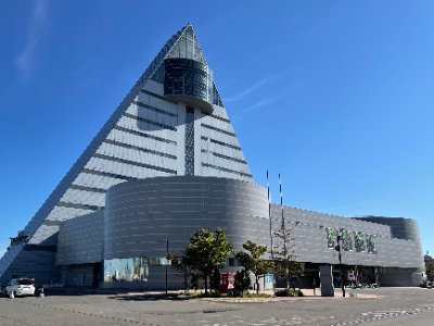 高さ76ｍの正三角形のビルで、青森県の観光・物産の情報発信基地です。お土産コーナーは県内最大級！営業時間は公式サイトでご確認ください。