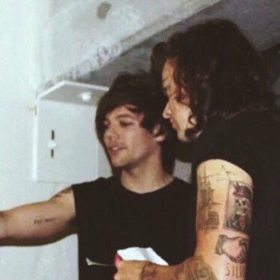 hltsxz's profile picture. she/her                                                 larry stylinson 💚💙                                 “same lips red same eyes blue” 🎶     14 🌠