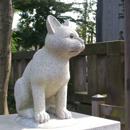 阿豆佐味天神社は東京都立川市に鎮座する神社です。境内には安産の神さまの立川水天宮や猫返し神社と呼ばれる蚕影神社をおまつりしています。