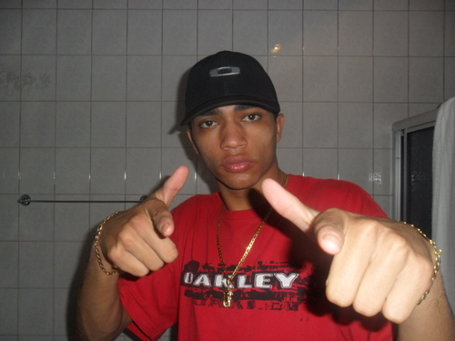 Sou muito zica.. Tiver que falar alguma coisa falo na cara nunca escondo nada de ninguem. Odeio falsidade.. .. Gosto muito de fazer uns role...