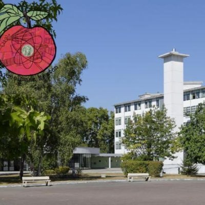 Le lycée Newton de Clichy (92) accueille 1260 lycéens et étudiants. Ici le savoir bouillonne et tombe des arbres.