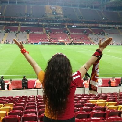 hayvansever, öğretmen, tutkulu bir cimbomlu, alısveriş delisi,seyahat çılgını