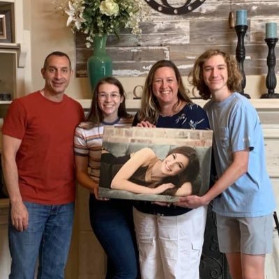 lizzy_simonian's profile picture. My views are my own | She/Her