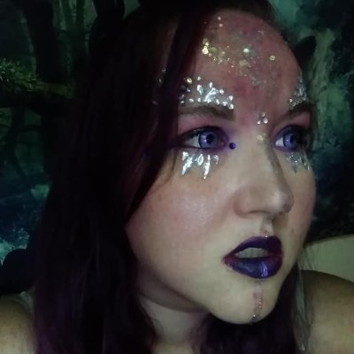 Bubbly nerd who loves to craft, read books, cook/bake, cosplay, listen to music and binge watch fun shows with my daughter!