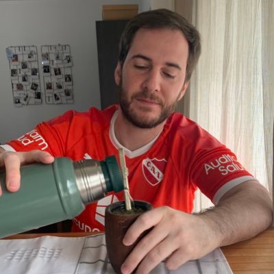 Socio del Rey de Copas, integrante de SPI, abogado UBA, lateral derecho en los Magios Senior F11.