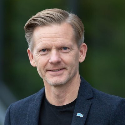 Stortingsrepresentant for Høyre, 1. nestleder i familie- og kulturkomiteen, president i Norges ishockeyforbund og tidligere ordfører i Moss (6 år).