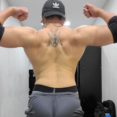 magpie19901's profile picture. Muscle bottom. Size 10 US socks/shoes.