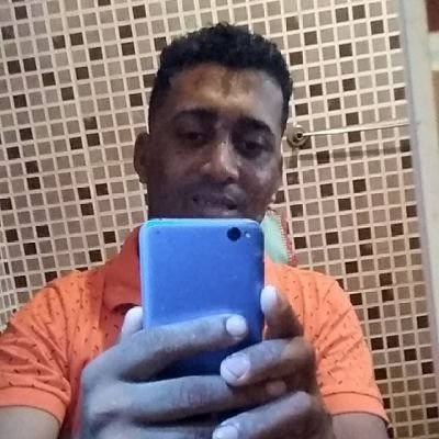 Moreno,cabelos preto e olhos castanhos