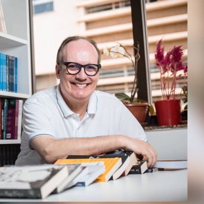 Economista que se descobriu editor, ou editor que se viu economista em algum momento da vida. Futuro jornalista.
Geek por impulso, empreendedor por convicção.