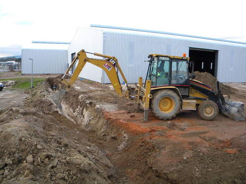The company focuses primarily in the civil construction field, residentual and industrial developments, roadworks, parking areas and earthworks.