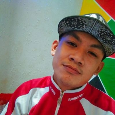 cuTe , Mabait , Masipag , MapagmahaL , at pwede na daw mag asawa 😂 haha.