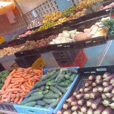 Mercado de alimentos vegetales perecederos (verduras...). Miércoles, 6 am a 7 pm. Municipio Sucre, Los Chorros, Av Ppal, al lado este de Hebraica.