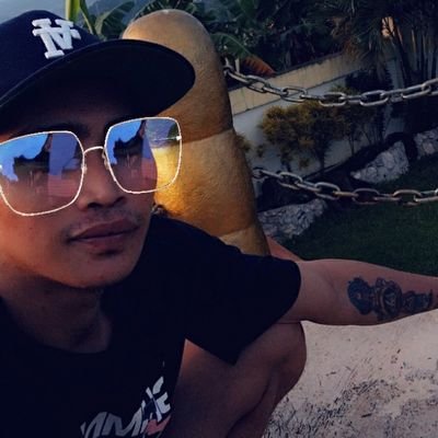 Naghahanap Ka Ng Lalaking Seryoso Tapos Lalagpasan Mo Ko Tapos Pag nasaktan ka Sasabihin mo Lahat Ng Lalaki Manloloko. tssk
