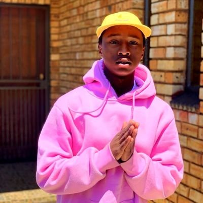 Swank_Korobelaa's profile picture. every LONER ended up being a STONER 🌵🎈