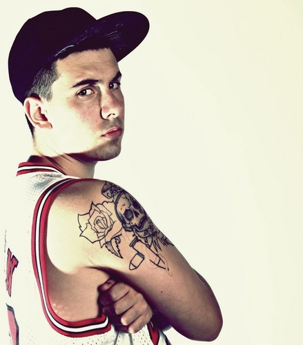 RafaAkaDeflow's profile picture. Cuando era un chavalillo de trece, me lo tomaba en serio. Hoy, con dieciocho, sigo encajandola con estilo