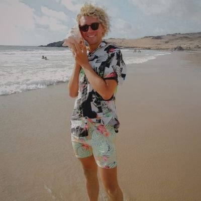 25 años, estudiante de Relaciones Públicas, amante de la Malacología y del Oceano.