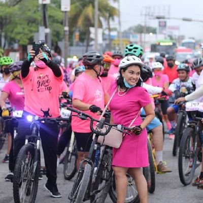 Afortunada mamá. Economista. Catedrática Universitaria.Ciclista Urbana. Convencida que la Movilidad Sustentable puede funcionar.Feminista. Enamorada del Creador
