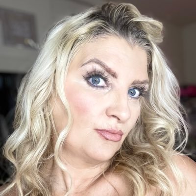 She/her Beauty and makeup lover 🌈Proud Ally 🌈#chronicillnesswarrior