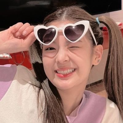 dimsumf's profile picture. 𝗖yber's   ›   the wind that rushes to the moon makes stars in the twinkle moon out did sparkling leaves in place of paradise ˒ meet the cancer's baby