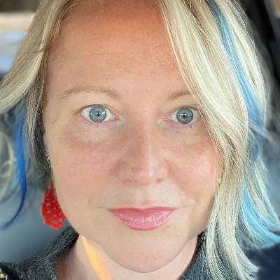 Filmmaker. Mom of 2 grrrls. Queer. she/her
No longer posting on X (Twitter). You can find me on Instagram @emergencegrrl