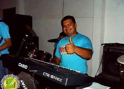 Uma pessoa simples, simpatico, romantico, que adora musica....